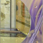 Зеркало декоративное с цветной вставкой, объемными элементами и металлической протяжкой
